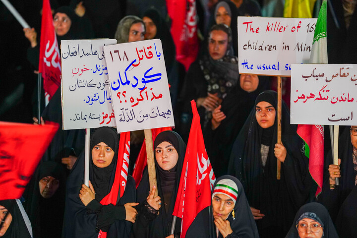تصاویر/ اجتماع شبانه قمی ها به یاد ۱۶۸ شهید میناب