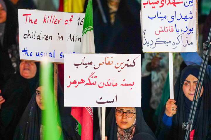 تصاویر/ اجتماع شبانه قمی ها به یاد ۱۶۸ شهید میناب