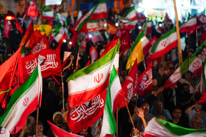 تصاویر/ اجتماع شبانه قمی ها به یاد ۱۶۸ شهید میناب