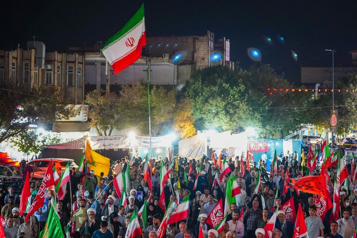 تصاویر/ اجتماع شبانه قمی ها به یاد ۱۶۸ شهید میناب