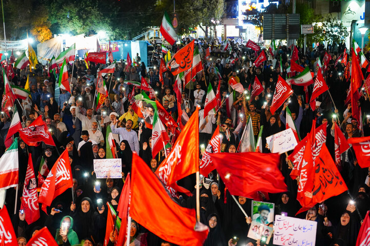 تصاویر/ اجتماع شبانه قمی ها به یاد ۱۶۸ شهید میناب