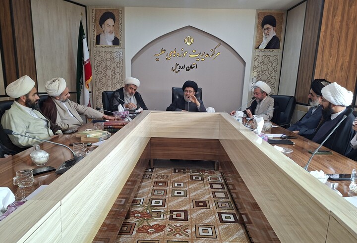 تصاویر/ جلسه تبیینی اساتید حوزه علمیه اردبیل