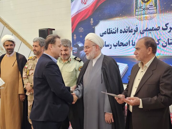 تصاویر/ نشست فرمانده انتظامی و مرزبانی کردستان با اصحاب رسانه