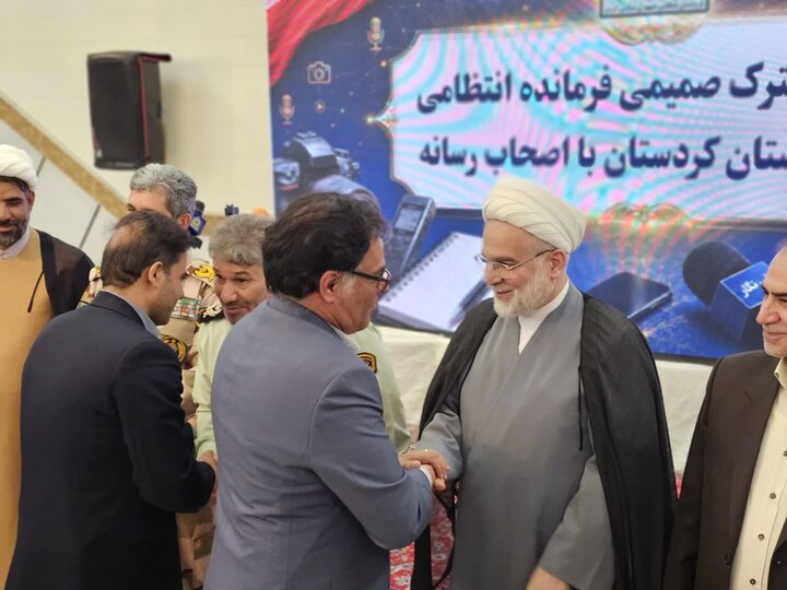 تصاویر/ نشست فرمانده انتظامی و مرزبانی کردستان با اصحاب رسانه