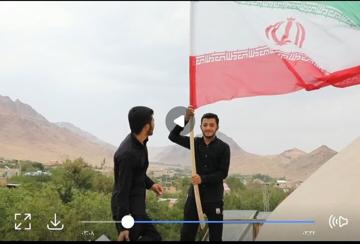 فیلم | برافراشتن پرچم جمهوری اسلامی ایران بر بام مدرسه علمیه شهید صدوقی (ره) طزرجان