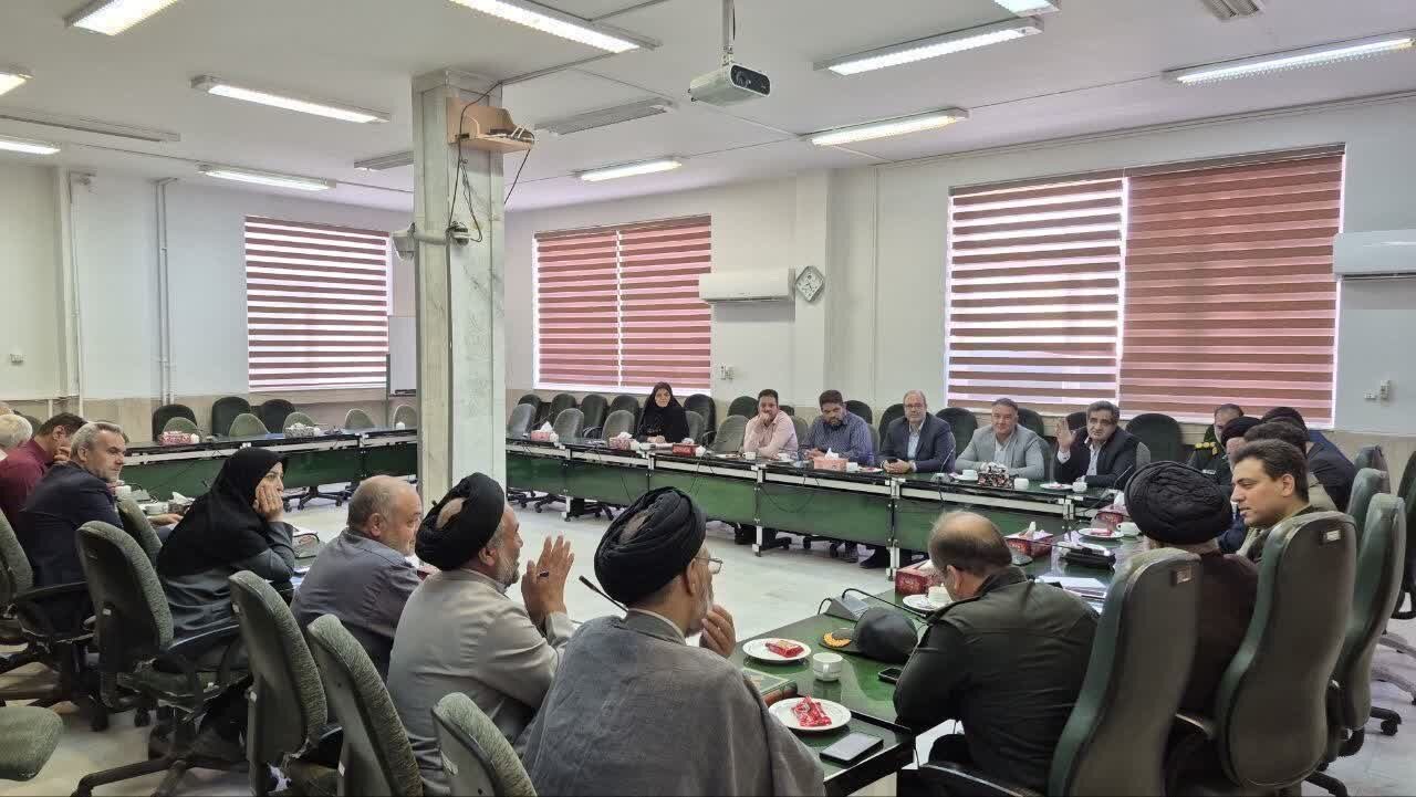 تأکید امام جمعه نطنز بر ضرورت توسعه فرهنگ نماز و قرآن در مدارس/ تجهیز نمازخانه‌های مدارس و شناسایی دانش‌آموزان فعال قرآنی