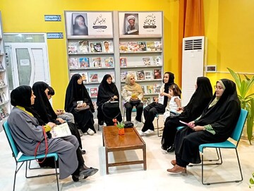 نشست کتابخوان با حضور طلاب و بانوان در کتابخانه عمومی ولایت گناوه