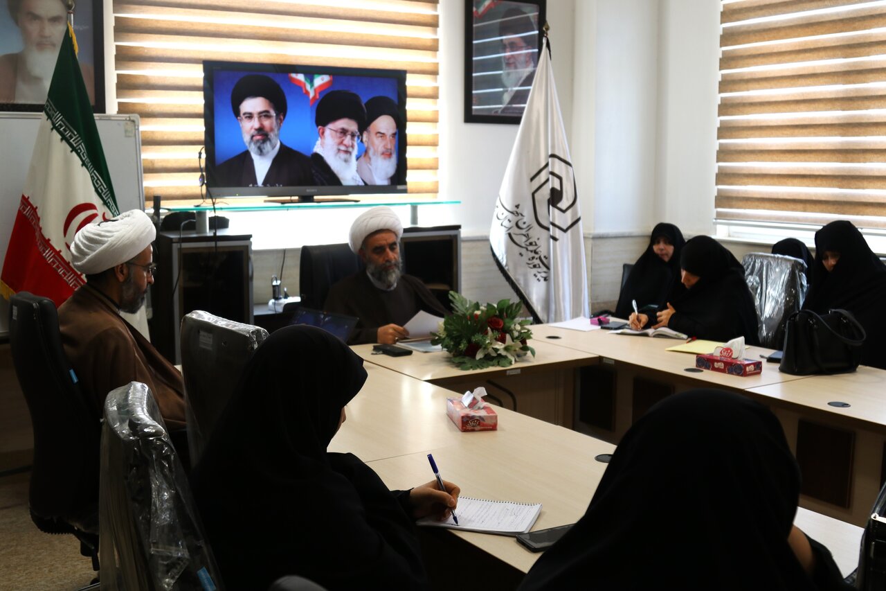 رهبر انقلاب با بیانیه نخست، از نقش محوری و بصیرت مردم در مدیریت بحران یاد کردند