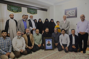 تصاویر/ دیدار اعضای هیات هنر و رسانه قم با خانواده شهید پاسدار علیرضا علیزاده