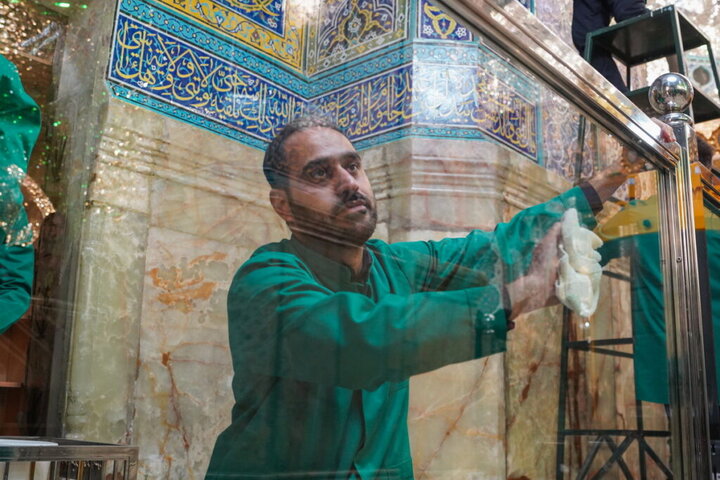 ضریح و روضه منوره حرم بانوی کرامت غبارروبی شد