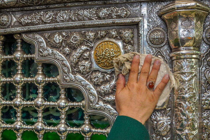 ضریح و روضه منوره حرم بانوی کرامت غبارروبی شد