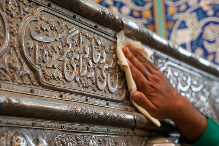 ضریح و روضه منوره حرم بانوی کرامت غبارروبی شد