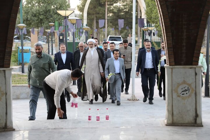 تصاویر/ ادای احترام رئیس سازمان قضایی نیروهای مسلح کل کشور به شهدای ایلام