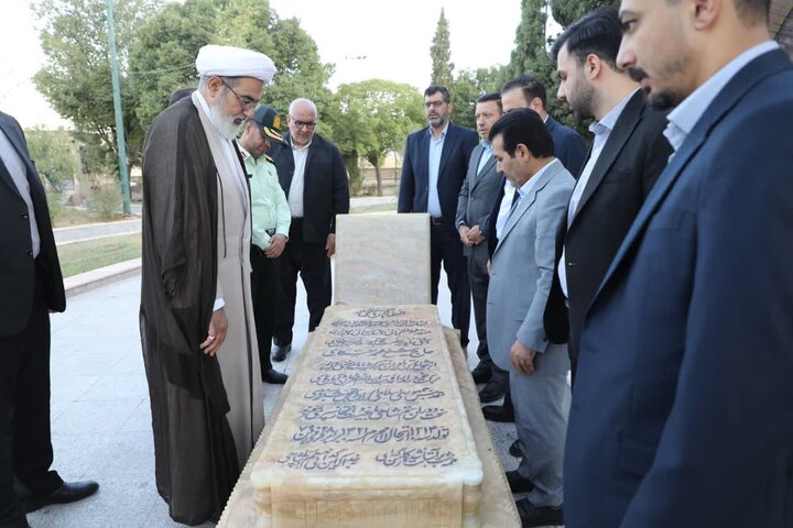تصاویر/ ادای احترام رئیس سازمان قضایی نیروهای مسلح کل کشور به شهدای ایلام
