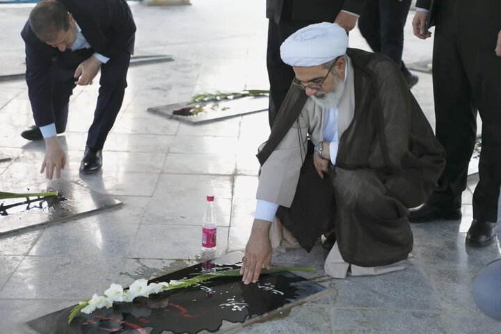 تصاویر/ ادای احترام رئیس سازمان قضایی نیروهای مسلح کل کشور به شهدای ایلام