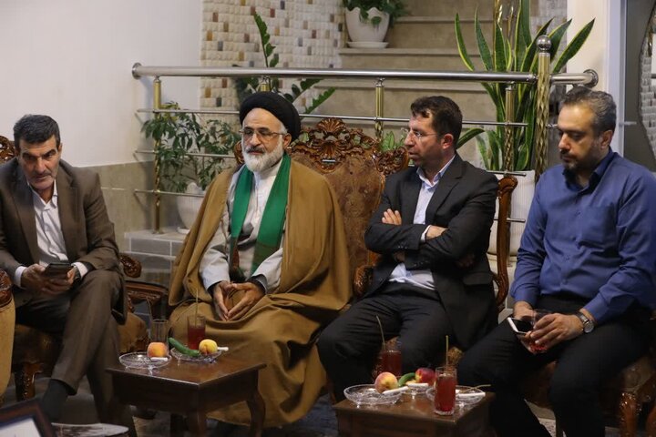 تصاویر / دیدار مشاور رئیس جمهور در امور روحانیت با خانواده شهید طلبه روحانی جنگ رمضان