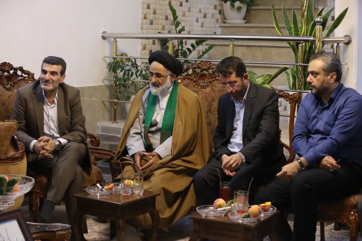 تصاویر / دیدار مشاور رئیس جمهور در امور روحانیت با خانواده شهید طلبه روحانی جنگ رمضان