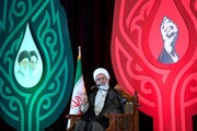 حجة الإسلام حاج علي أكبري: يجب أن يُلقى بترامب من شاحنة الطعام إلى مزبلة التاريخ