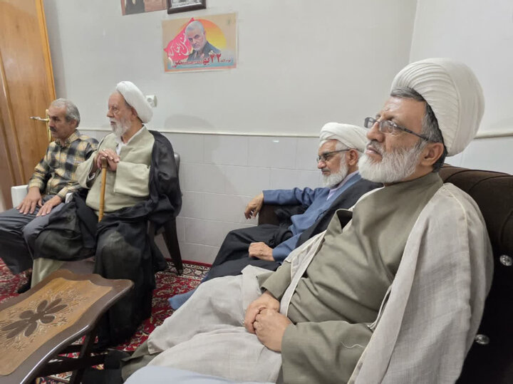 تصاویر/ دیدار اساتید مدرسه علمیه آیت‌الله یثربی(ره) کاشان با دو نفر از آزادگان سرافراز