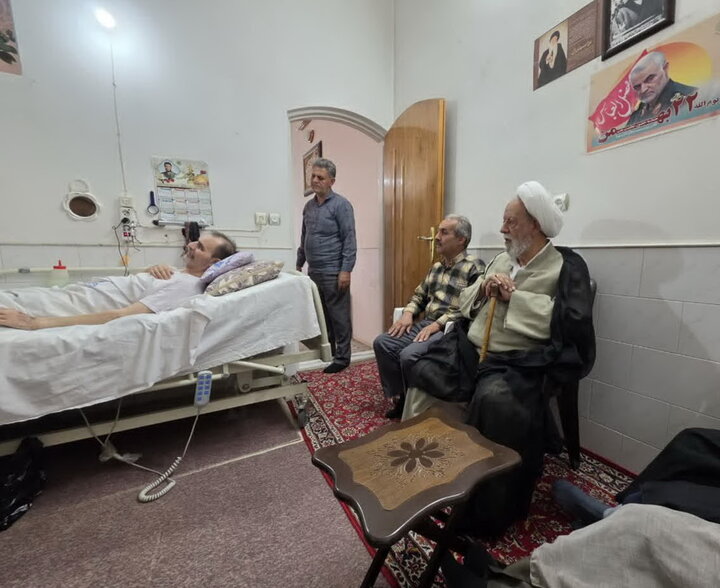 تصاویر/ دیدار اساتید مدرسه علمیه آیت‌الله یثربی(ره) کاشان با دو نفر از آزادگان سرافراز