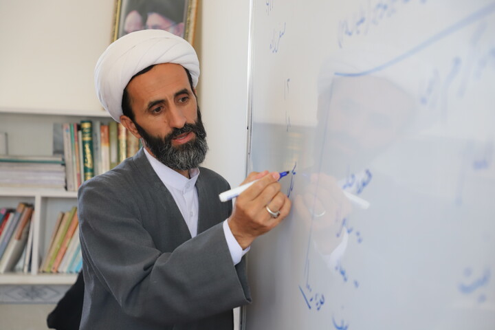 تصاویر/برگزاری کلاسهای تربیتی در دوره میثاق طلبگی