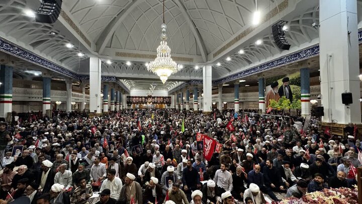 فیلم | طنین شعار مرگ بر آمریکا در مراسم چهلم آقای شهید ایران در حرم بانوی کرامت