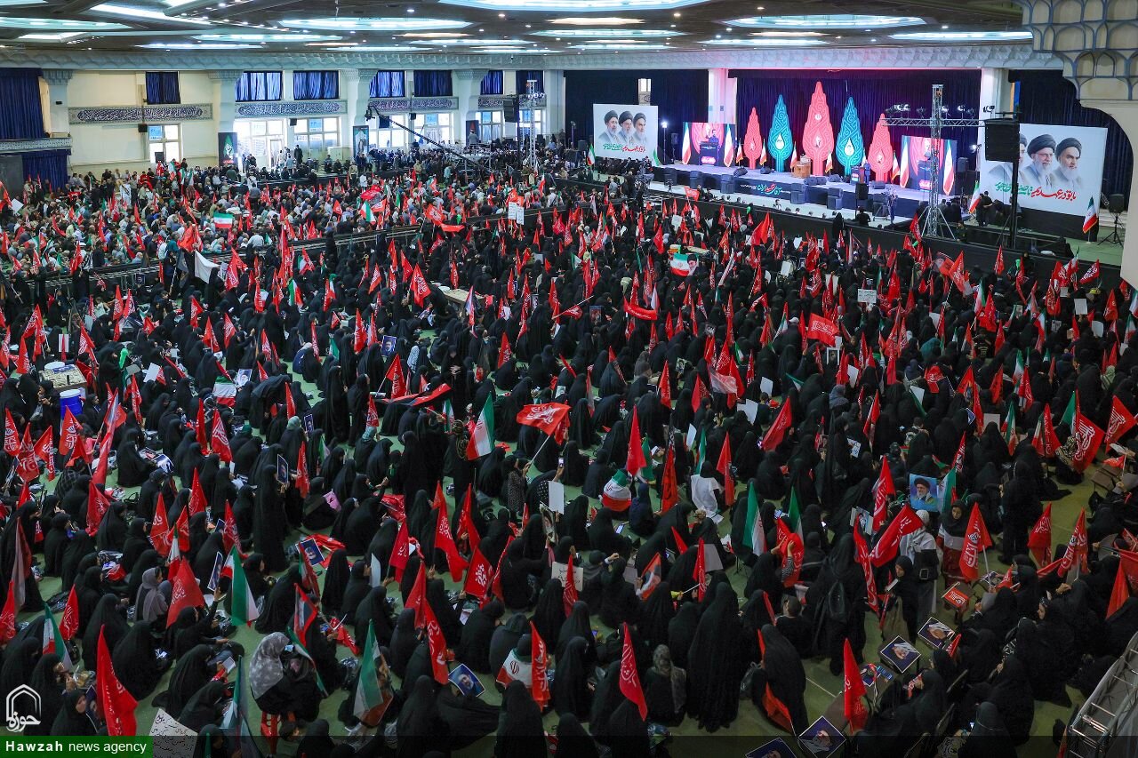 تہران کے مصلائے امام خمینی میں رہبر شہید انقلاب امام خامنہ ای کے چہلم کی مجلس کا انعقاد