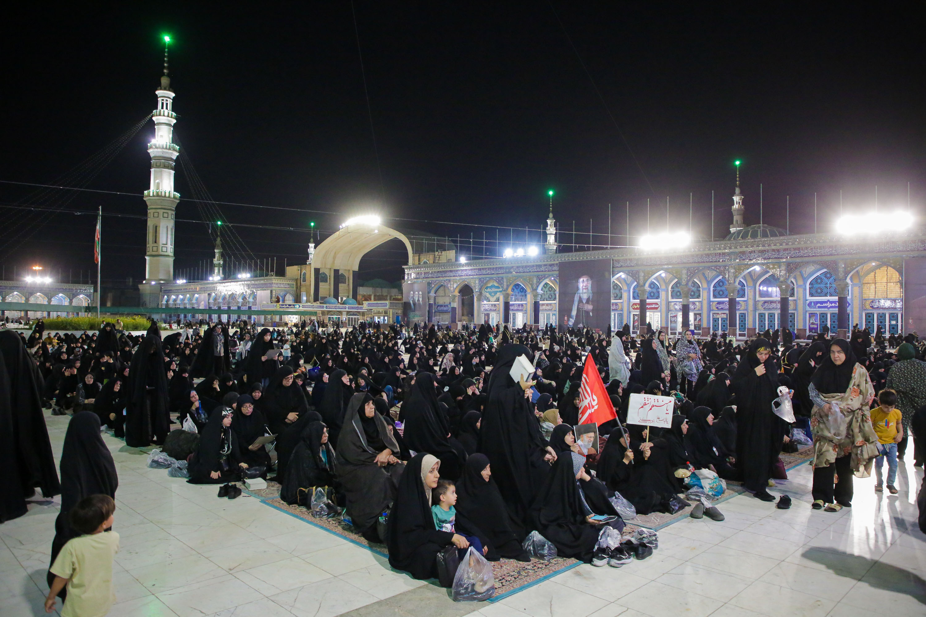 تصاویر/ شب شہادتِ امام حسن عسکریؑ کے موقع پر مسجد مقدس جمکران کی فضا سوگوار