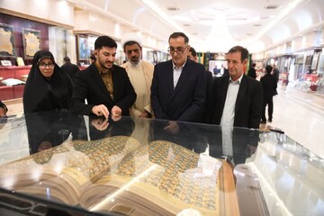 بازدید رئیس بنیاد شهید و امور ایثارگران از موزه امام علی(ع) قم