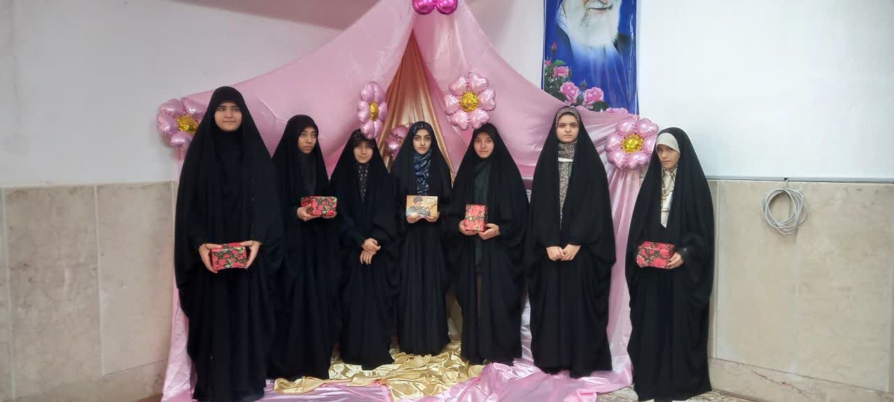 برگزاری دورهمی دخترانه با تو در عهدیم تا عصر ظهور در مدرسه علمیه خواهران نائین