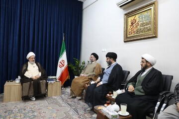 تصاویر/ دیدار اعضای ستاد برگزاری همایش تجلیل از خدمات علمی آیت الله موسوی جزایری با آیت الله اراکی