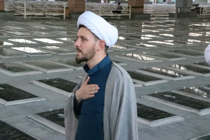 تصاویر / حضور طلاب جدیدالورود حوزه علمیه آذربایجان شرقی در گلزار شهدای تبریز