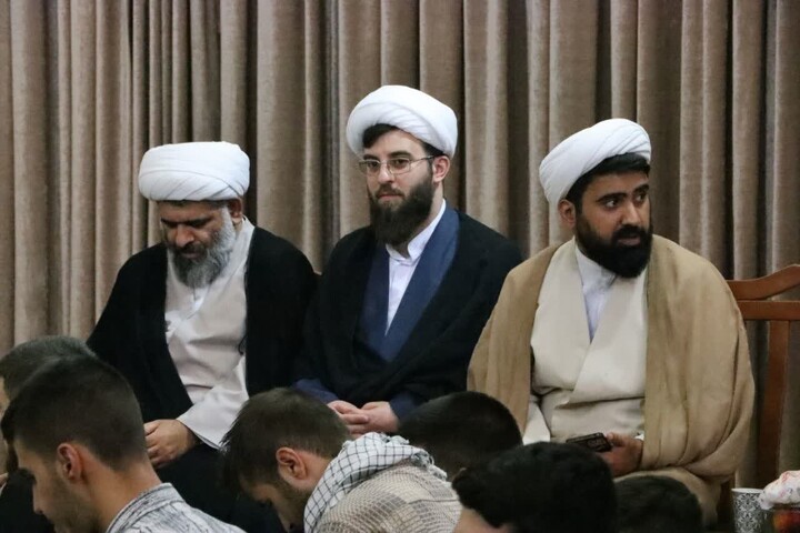 تصاویر / حضور طلاب جدیدالورود حوزه علمیه آذربایجان شرقی در گلزار شهدای تبریز