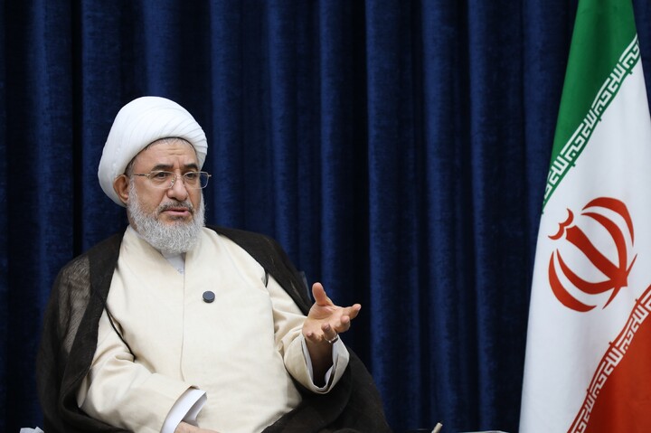 تصاویر/ دیدار اعضای ستاد برگزاری همایش تجلیل از خدمات علمی آیت الله موسوی جزایری با آیت الله اراکی