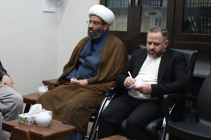تصاویر/ دیدار اعضای ستاد برگزاری همایش تجلیل از خدمات علمی آیت الله موسوی جزایری با آیت الله اراکی