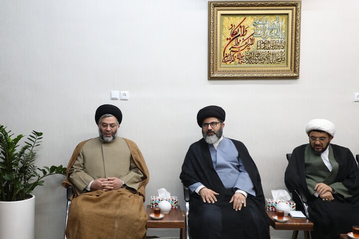 تصاویر/ دیدار اعضای ستاد برگزاری همایش تجلیل از خدمات علمی آیت الله موسوی جزایری با آیت الله اراکی
