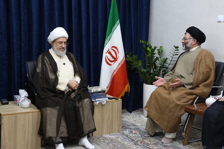 تصاویر/ دیدار اعضای ستاد برگزاری همایش تجلیل از خدمات علمی آیت الله موسوی جزایری با آیت الله اراکی