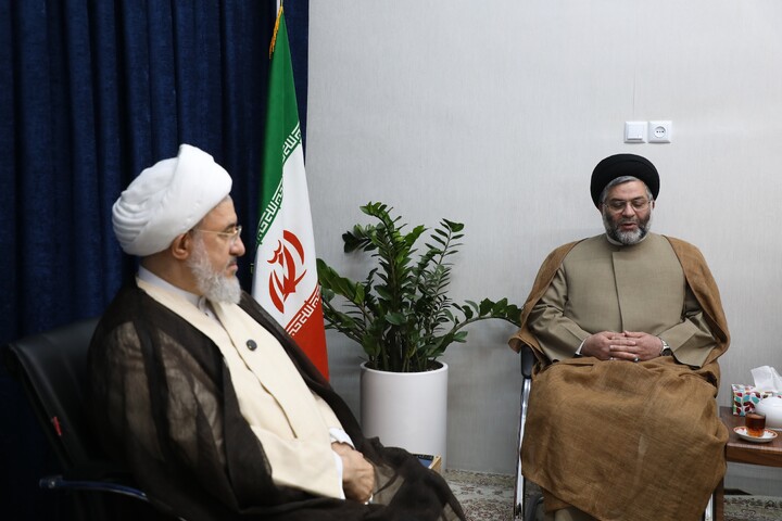 تصاویر/ دیدار اعضای ستاد برگزاری همایش تجلیل از خدمات علمی آیت الله موسوی جزایری با آیت الله اراکی