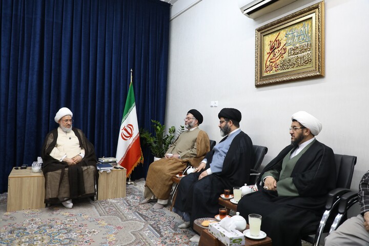 تصاویر/ دیدار اعضای ستاد برگزاری همایش تجلیل از خدمات علمی آیت الله موسوی جزایری با آیت الله اراکی