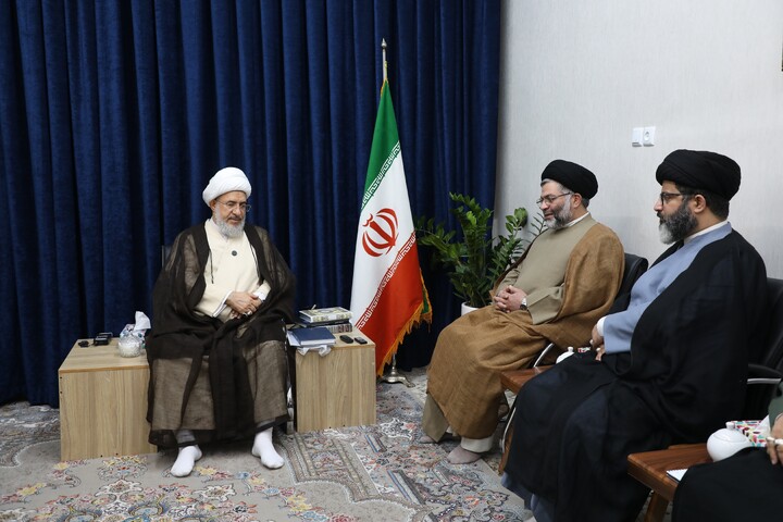 تصاویر/ دیدار اعضای ستاد برگزاری همایش تجلیل از خدمات علمی آیت الله موسوی جزایری با آیت الله اراکی