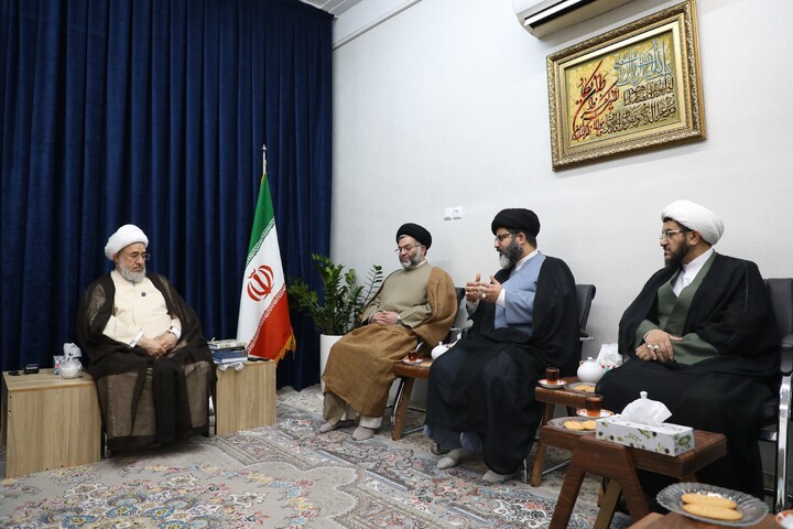 تصاویر/ دیدار اعضای ستاد برگزاری همایش تجلیل از خدمات علمی آیت الله موسوی جزایری با آیت الله اراکی