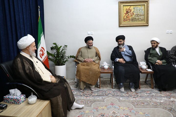تصاویر/ دیدار اعضای ستاد برگزاری همایش تجلیل از خدمات علمی آیت الله موسوی جزایری با آیت الله اراکی