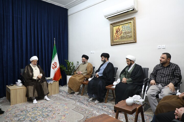 تصاویر/ دیدار اعضای ستاد برگزاری همایش تجلیل از خدمات علمی آیت الله موسوی جزایری با آیت الله اراکی