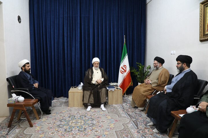 تصاویر/ دیدار اعضای ستاد برگزاری همایش تجلیل از خدمات علمی آیت الله موسوی جزایری با آیت الله اراکی
