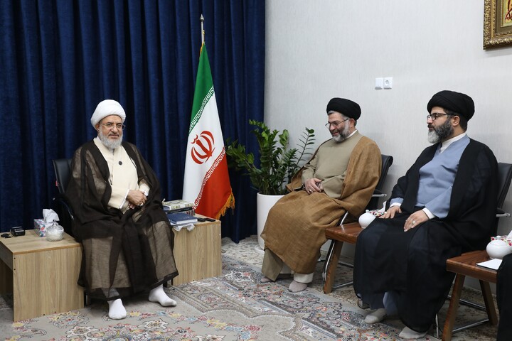 تصاویر/ دیدار اعضای ستاد برگزاری همایش تجلیل از خدمات علمی آیت الله موسوی جزایری با آیت الله اراکی