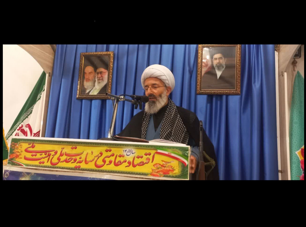 افراد غرب‌زده از مسندهای تصمیم‌گیری و دولتی کنار گذاشته شوند