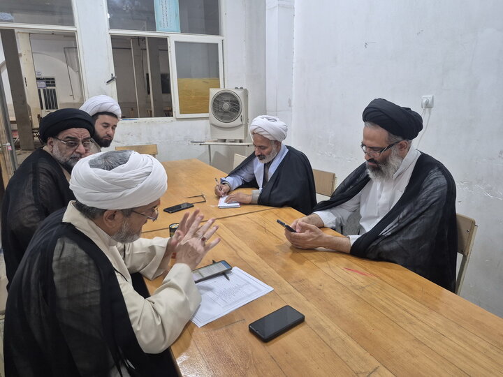 تصاویر/ جلسه دفاعیه تحقیق پایانی طلبه مدرسه علمیه آیت‌الله مصطفوی (ره)