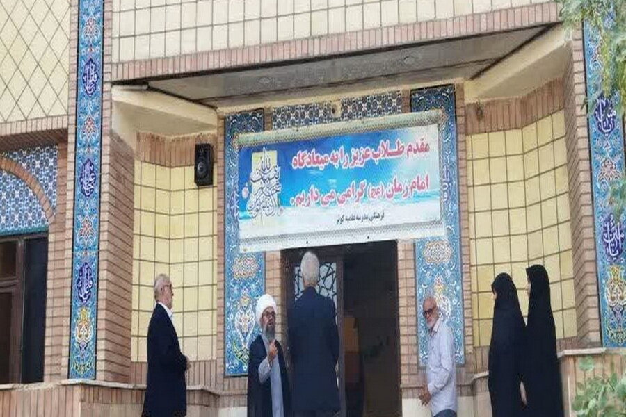 بازدید مسئولان شهرستان زرندیه از مدرسه علمیه کوثر و تأکید بر رفع مشکلات زیرساختی و عمرانی