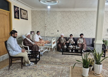 عیادت کارکنان مدرسه علمیه آیت‌الله مدنی کاشانی(ره) از روحانی جانباز دوران دفاع مقدس