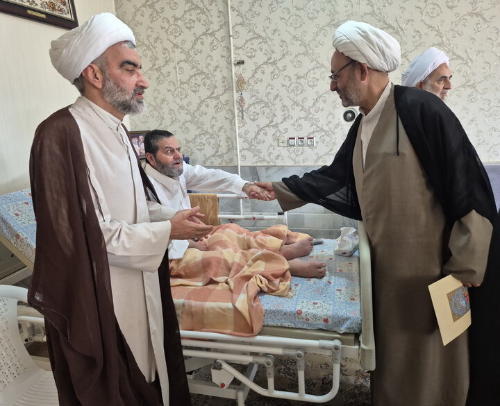 تصاویر/ عیادت مدیر و اساتید مدرسه علمیه آیت‌الله مدنی کاشانی(ره) از روحانی آزاده دوران دفاع مقدس